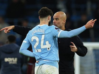 بيب غوارديولا مدرب مانشستر سيتي مع مدافعه يوشكو غفارديول بعد مباراة وست هام في الدوري الإنجليزي - 20 ديسمبر 2025 - Reuters