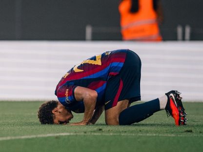سجود حمزة عبد الكريم مهاجم برشلونة بعد تسجيل هدف في مرمى الأهلي بكأس جوان غامبر - 19 أغسطس 2026 - X/@fcbarcelona_ara