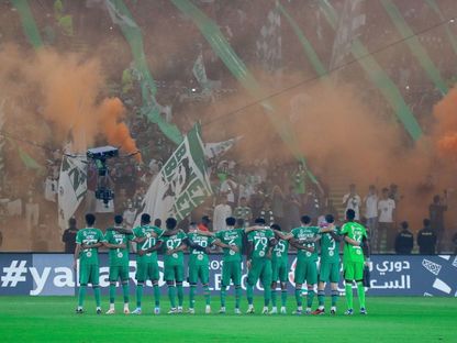 جمهور الأهلي أثناء عزف نشيد الفريق مع اللاعبين قبل انطلاق مباراة الشباب في دوري روشن السعودي - 25 نوفمبر 2023 - X/@ALAHLI_FC