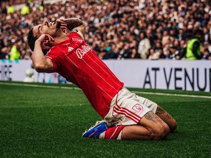 احتفال مورغان جيبس وايت مهاجم نوتنغهام فورست بتسجيل هدف في مرمى توتنهام بالدوري الإنجليزي - 22 مارس 2026 - X/@NFFC