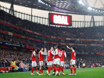 لاعبو أرسنال يحتفلون بتسجيل هدف في شباك ويغان ضمن كأس الاتحاد الإنجليزي - 15 فبراير 2026 - REUTERS