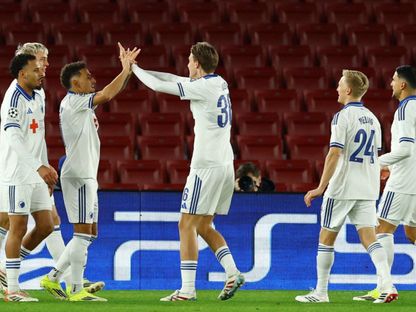 المهاجم الآيسلندي فيكتور داداسون يسجل هدفاً لنادي كوبنهاغن الدنماركي أمام برشلونة في دوري أبطال أوروبا بملعب كامب نو - 28 يناير 2026 - Reuters