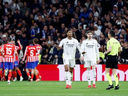 جود بيلينغهام وفيديريكو فالفيردي لاعبا ريال مدريد يتحدثان مع الحكم سيزار سوتو غرادو بعد هدف أتلتيكو مدريد - 8 فبراير 2025 - Reuters