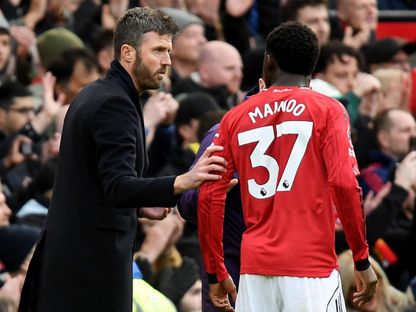 كوبي ماينو مع مدرب مانشستر يونايتد مايكل كاريك في مباراة أستون فيلا بالدوري الإنجليزي - 15 مارس 2026 - Reuters