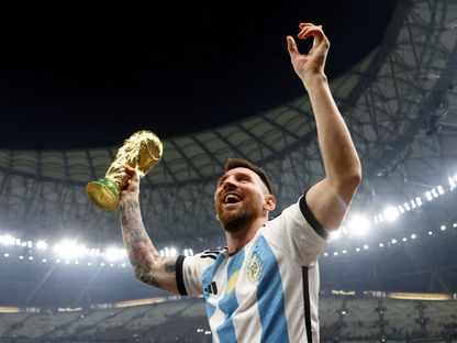 قائد الأرجنتين ليونيل ميسي يحتفل بفوزه بكأس العالم 2022 - 18 ديسمبر 2022 - Reuters