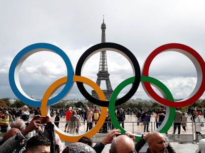 شعار اللجنة الأولمبية الدولية في العاصمة الفرنسية باريس  - Reuters 