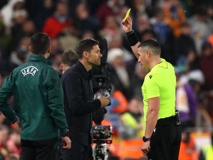 حكم مباراة ليفربول وريال مدريد يشهر بطاقة صفراء للمدرب تشابي ألونسو - 5 نوفمبر 2025 - REUTERS