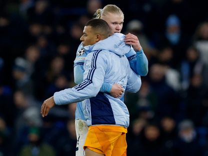 كيليان مبابي مهاجم ريال مدريد مع إيرلينغ هالاند مهاجم مانشستر سيتي بعد مباراة الفريقين - 11 فبراير 2025 - Reuters