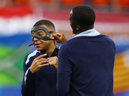 إبراهيما كوناتي مدافع فرنسا مع زميله كيليان مبابي قبل مواجهة هولندا - 21 يونيو 2025 - Reuters