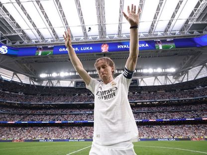 لوكا مودريتش يودّع جمهور "سانتياغو برنابيو" بعد مباراة بين ريال مدريد وريال سوسيداد - 24 مايو 2025 - realmadrid.com
