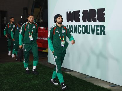 لاعبون من منتخب الجزائر يصلون إلى الملعب قبل مواجهة سويسرا في كأس العالم - 2 يوليو 2026 - REUTERS