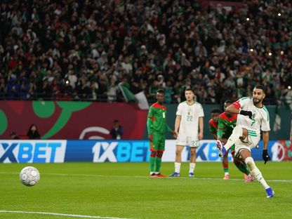 رياض محرز لحظة تسجيل هدف الجزائر في مرمى بوركينا فاسو بكأس إفريقيا - 28 ديسمبر 2025 - Reuters