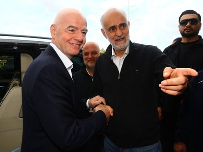 رئيس فيفا جياني إنفانتينو مع نائب رئيس الاتحاد الإيراني لكرة القدم، مهدي محمد نبي قبل مباراة إيران وكوستاريكا - 31 مارس 2026 - Reuters