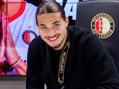 الجزائري أنيس حاج موسى خلال توقيعه على العقد الجديد مع فينورد الهولندي - 31 يوليو 2025 - X/@Feyenoord