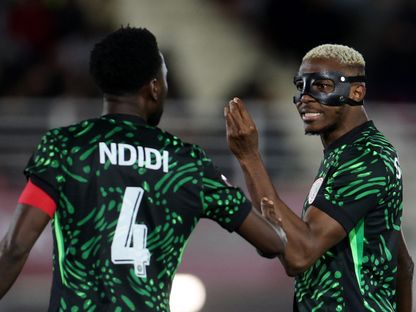 فيكتور أوسيمين وويلفريد نديدي لاعبا نيجيريا في مباراة موزمبيق بثمن نهائي كأس إفريقيا - 5 يناير 2026 - Reuters
