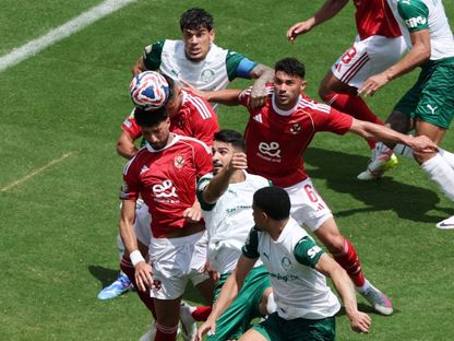 وسام أبو علي مهاجم الأهلي يسجل بالخطأ في مرمى فريقه خلال مواجهة بالميراس في كأس العالم للأندية - 19 يونيو 2025 - REUTERS