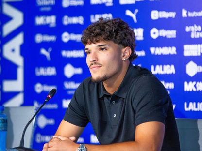 المغربي يوسف لخديم إنريكيز "يوسي" لدى تقديمه مع ألافيس - 21 يوليو 2025 - X/@Alaves