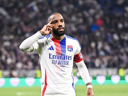 ألكسندر لاكازيت مهاجم نادي ليون يودع جماهير فريقه بعد نهاية عقده - 18 مايو 2025 - X/@_BeFootball