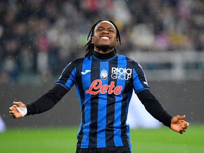 أديمولا لوكمان مهاجم أتالانتا يحتفل بهدفه في شباك يوفنتوس بالدوري الإيطالي - 9 مارس 2025 - Reuters