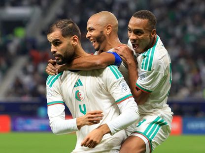 احتفال لاعبي منتخب الجزائر بتسجيل هدف في مرمى العراق بكأس العرب - 9 ديسمبر 2025 - Reuters