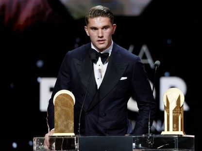 فيكتور غيوكيريس مهاجم أرسنال يتحدث في حفل الكرة الذهبية بعد فوزه بجائزة مولر لأفضل مهاجم - 22 سبتمبر 2025 - REUTERS