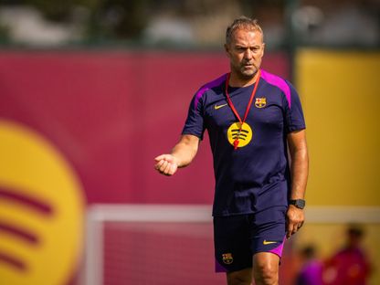 هانزي فليك خلال تدريب لبرشلونة - 22 يوليو 2025 - X/@FCBarcelona