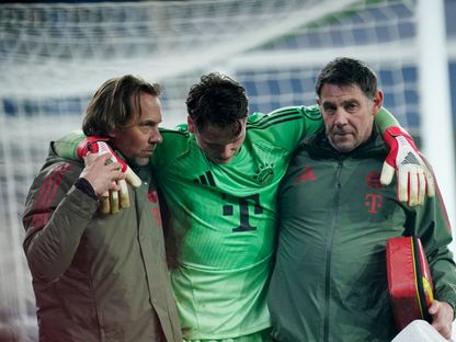 يوناس أوربيغ حارس بايرن ميونيخ بعد إصابته أمام أتالانتا في دوري أبطال أوروبا - 10 مارس 2026 - Reuters