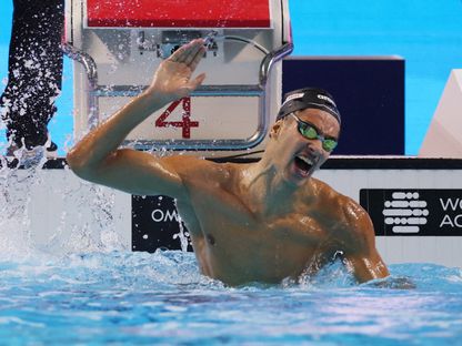 التونسي أحمد الجوادي يحتفل بعد الفوز بسباق 800م حرة في بطولة العالم للسباحة - 30 يوليو 2025 - Reuters