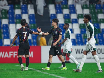 احتفال لاعبي منتخب كوريا الجنوبية بتسجيل هدف في مرمى السعودية ببطولة غرب آسيا تحت 23 عاماً - 23 مارس 2024 - X/@waffootball