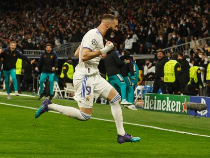 كريم بنزيما بعد تسجيله هدفاً لريال مدريد في مرمى باريس سان جيرمان بدوري أبطال أوروبا - 9 مارس 2022 - REUTERS