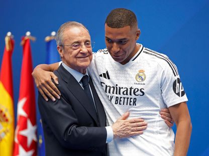 رئيس ريال مدريد فلورنتينو بيريز وكيليان مبابي خلال تقديمه في ملعب سانتياغو برنابيو - 16 يوليو 2024 - Reuters