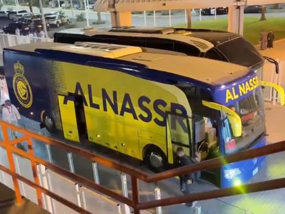 حافلة نادي النصر السعودي بعد وصولها ملعب الملك عبد العزيز في مكة 25-2-2025 - aawsat_spt/x