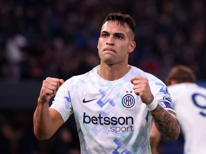 لاوتارو مارتينيز مهاجم إنتر ميلان يحتفل بهدفه أمام بيزا في الدوري الإيطالي - 30 نوفمبر 2025 - Reuters