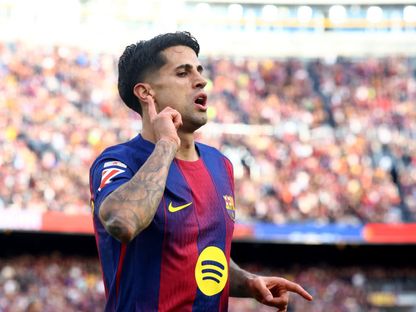 لاعب برشلونة جواو كانسيلو يحتفل بالتسجيل خلال مباراة إشبيلية - 15 مارس 2026 - Reuters