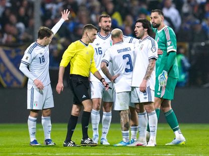لاعبو منتخب إيطاليا يحتجون لدى الحكم خلال مواجهة البوسنة والهرسك في نهائي ملحق كأس العالم - 31 مارس 2026 - Reuters