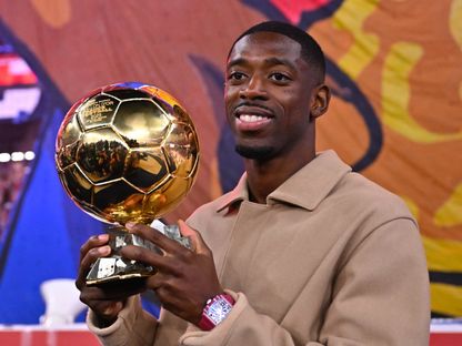 ديمبيلي يقدم الكرة الذهبية لجمهور ملعب "بارك دي برانس" بباريس - 27 سبتمبر 2025 - X/PSG_inside