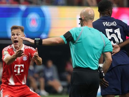 اعتراض جوشوا كيميتش على الحكم خلال مباراة بايرن ميونيخ وباريس سان جيرمان في كأس العالم للأندية 2025 - Reuters