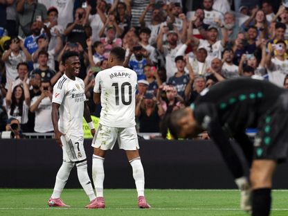 كيليان مبابي مهاجم ريال مدريد يحتفل بهدفه أمام أوفييدو مع فينيسيوس جونيور - 24 أغسطس 2025 - Reuters