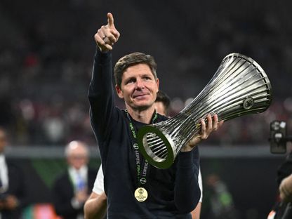مدرب كريستال بالاس أوليفر غلاسنر مع كأس دوري المؤتمر الأوروبي بعد الفوز على رايو فايكانو - 27 مايو 2026 - Reuters