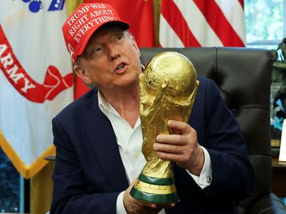 الرئيس الأميركي دونالد ترمب يحمل كأس العالم في البيت الأبيض - 22 أغسطس 2025 - Reuters