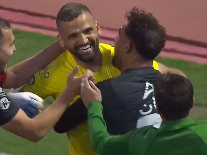 حارس مرمى الطائي عبدالرحمن دغريري بعد تسجيل هدف التعادل أمام الرائد في دوري يلو السعودي - 8 فبراير 2026 - ثمانية