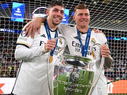 توني كروس وفيدريكو فالفيردي يحتفلان بلقب دوري أبطال أوروبا- 1 يونيو 2024 - Reuters
