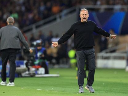 مدرب برشلونة هانزي فليك خلال مواجهة باريس سان جيرمان في دوري أبطال أوروبا – 1 أكتوبر 2025 - REUTERS