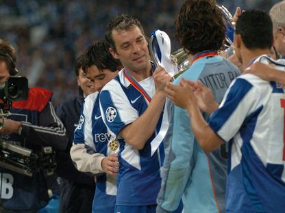 الراحل جورجي كوستا لاعب بورتو البرتغالي لحظة تسلم كأس دوري أبطال أوروبا - 26 مايو 2004 - X/@FCPorto