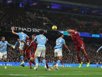 فيرجيل فان دايك يسجل هدفاً لليفربول في مرمى مانشستر سيتي قبل أن يلغيه الحكم بداعي التسلّل - 9 نوفمبر 2025 - REUTERS