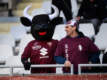 مشجعان لنادي تورينو خلال مواجهة يوفنتوس في الدوري الإيطالي - 11 يناير 2025 - Reuters