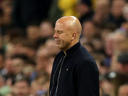 مدرب ليفربول آرني سلوت خلال مباراة ضد أستون فيلا بالدوري الإنجليزي الممتاز - 15 مايو 2026 - Reuters