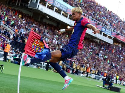 لاعب برشلونة لامين يامال يحتفل بالتسجيل ضد فياريال في الدوري الإسباني - 18 مايو 2025 - Reuters