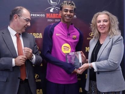 لامين يامال لاعب برشلونة يتسلم جائزة دي ستيفانو من صحيفة ماركا - 20 نوفمبر 2025 - marca.com