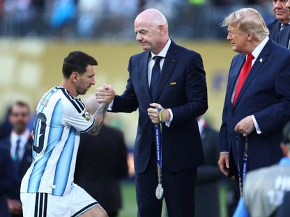 لاعب منتخب الأرجنتين ليونيل ميسي يصافح رئيس الاتحاد الدولي لكرة القدم جياني إنفانتينو أثناء تسلمه ميدالية المركز الثاني بعد نهائي كأس العالم 2026 - 19 يوليو 2026 - Reuters